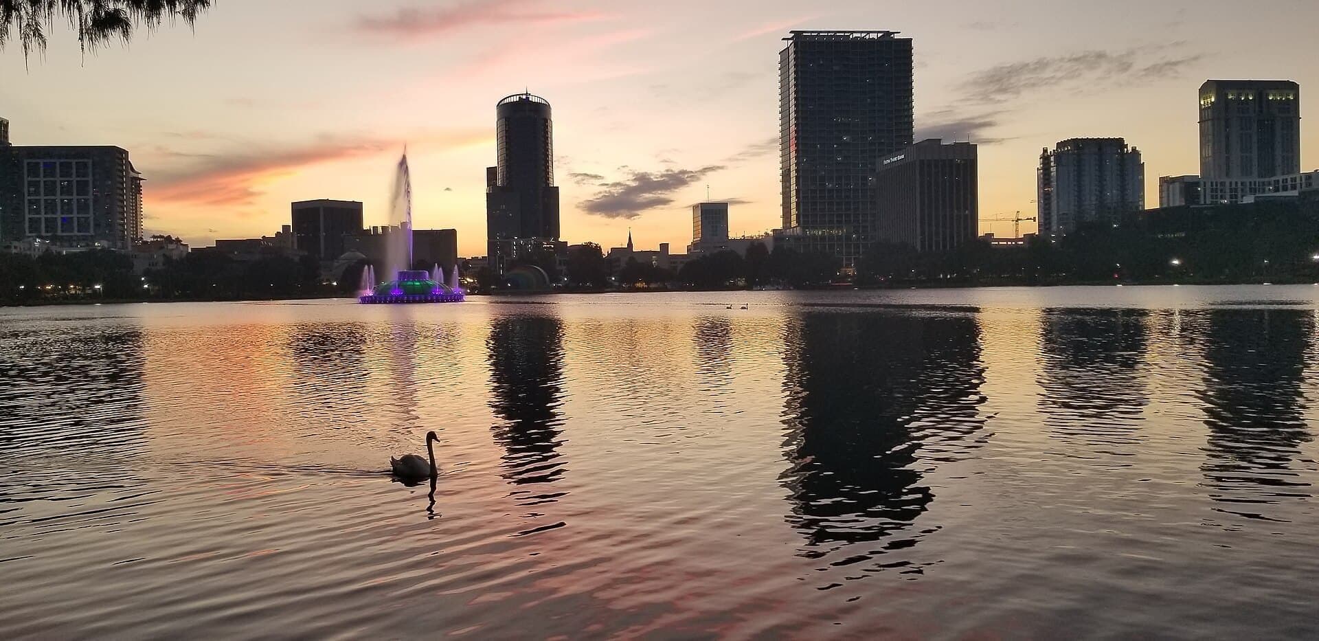 Atardecer sobre el lago Eola, Orlando